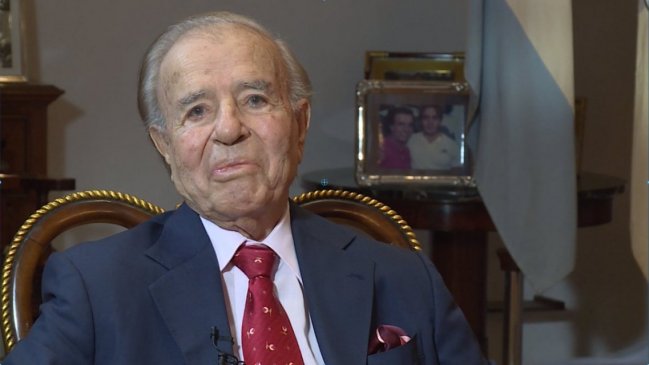 Carlos Menem abandona Chile en medio de la recuperación de su hijo Máximo