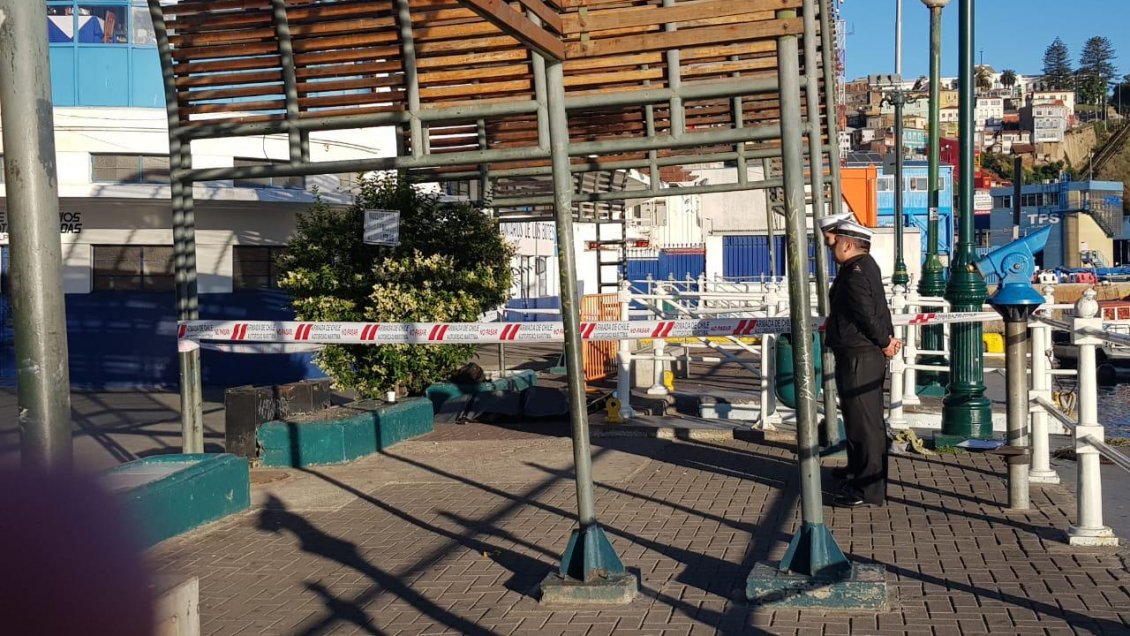 Cuerpo sin vida fue hallado flotando en muelle Prat de Valparaíso