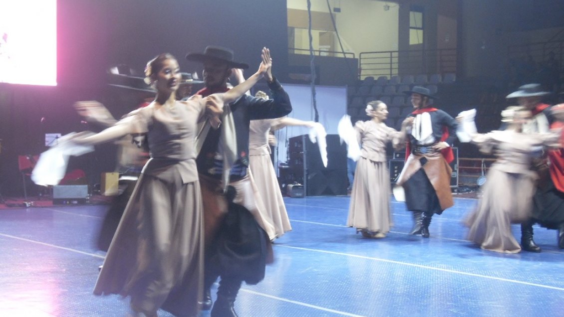 Grupos folclóricos llenan de música y baile La Serena