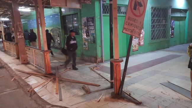 Camión arrasó con cinco autos y solera peatonal en Pozo Almonte