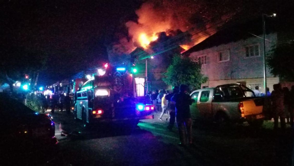 Osorno: Dos lesionados en incendio de centenaria casona de tres pisos