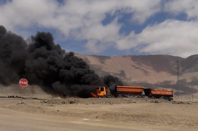Camión ardió completamente en llamas al sur de Iquique