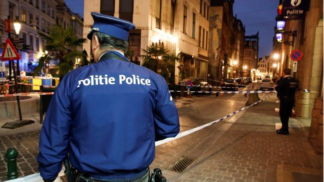 Un hombre armado con cuchillo atacó a un policía en Bruselas