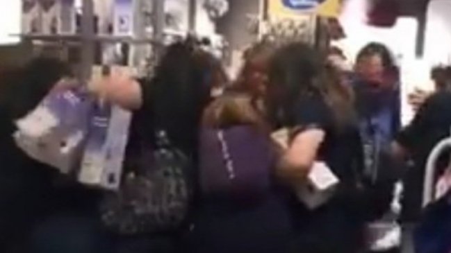 Captan pelea por comprar 