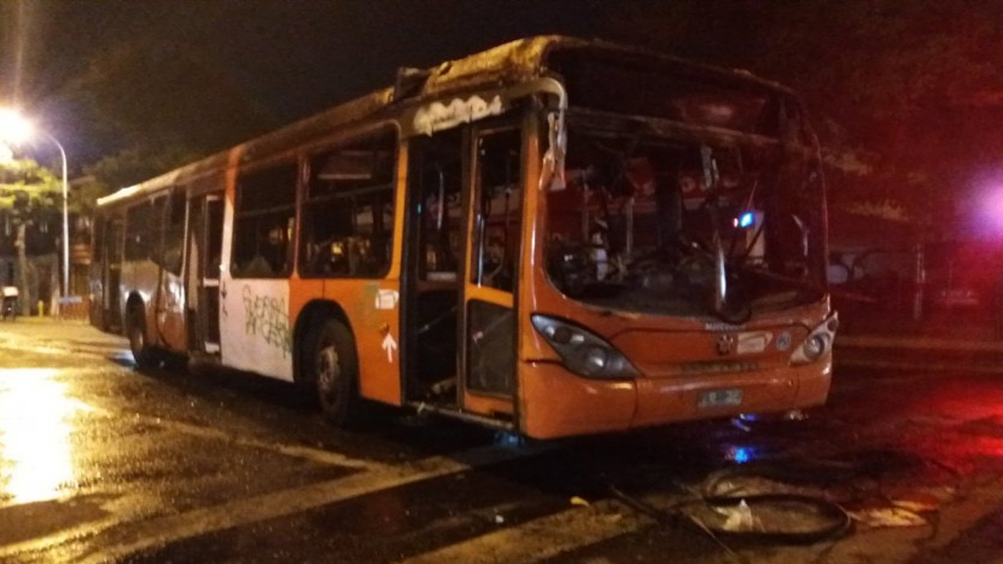 Encapuchados quemaron bus del Transantiago en protesta contra Chadwick