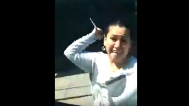 Mujer atacó con cuchillo a conductora de furgón escolar frente a niños