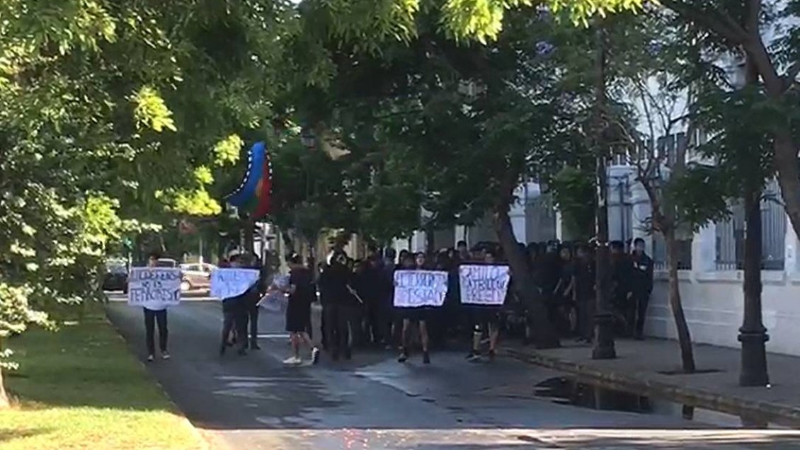 Estudiantes cortaron el tránsito en Ricardo Cumming por crimen de Catrillanca