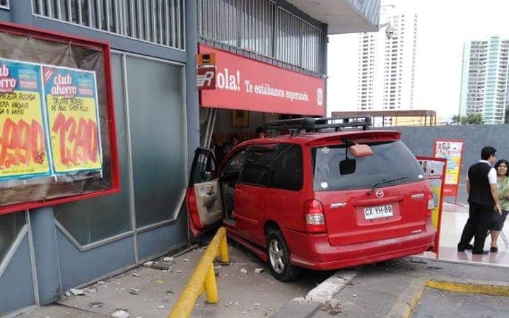 Iquique: Auto quedó incrustado en supermercado tras mala maniobra de conductor