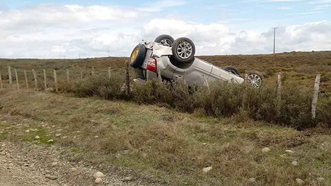 Punta Arenas: Cinco personas resultaron lesionadas en volcamiento camino a Punta Prat