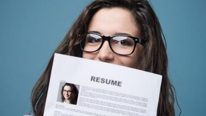 Trabajadora fue condenada a 10 años de prisión por mentir en su CV en Grecia