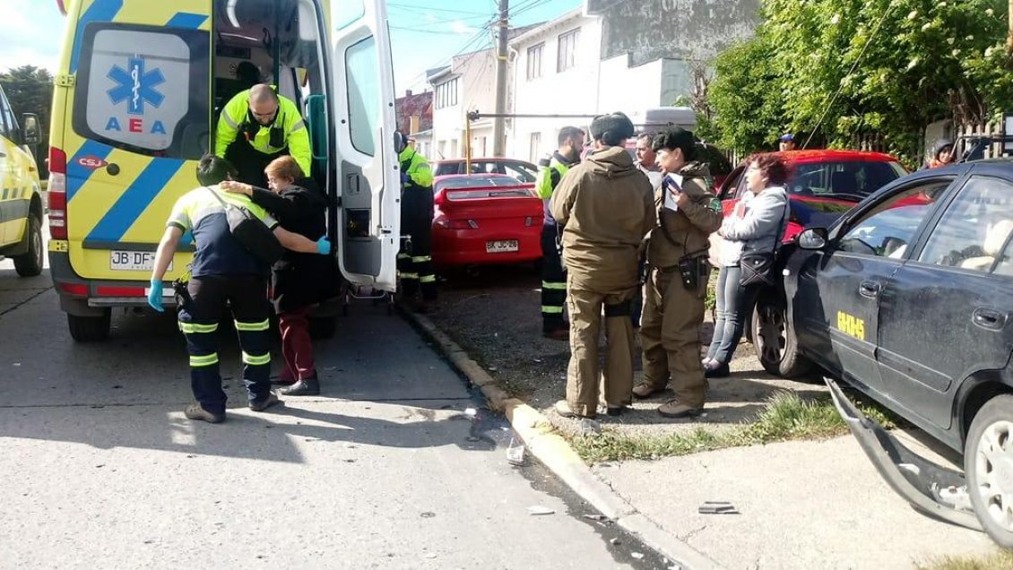 Choque entre un auto y un colectivo dejó tres heridos en Punta Arenas