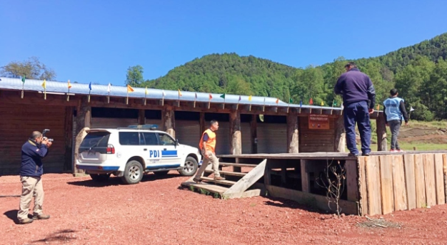 Panguipulli: Con reconstitución de escena se busca aclarar baleo de un carabinero a un joven en Puerto Fuy