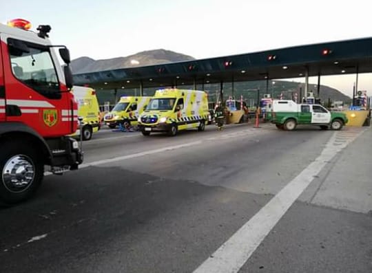 Mujer falleció tras impactar su vehículo contra plaza de peaje Las Vegas en Llay Llay