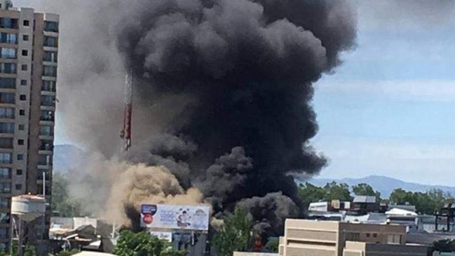 Violento incendio afectó a gimnasio y otros diez locales comerciales en Talca