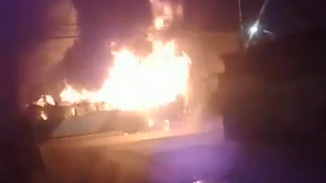Desconocidos quemaron bus del Transantiago en Cerro Navia