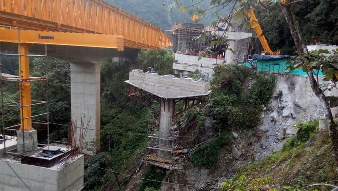 Cinco muertos tras caer torres de puente en construcción en Colombia