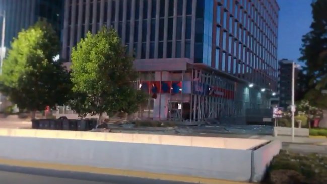 Delincuentes provocan severos daños en banco intentando robar cajero automático en Las Condes