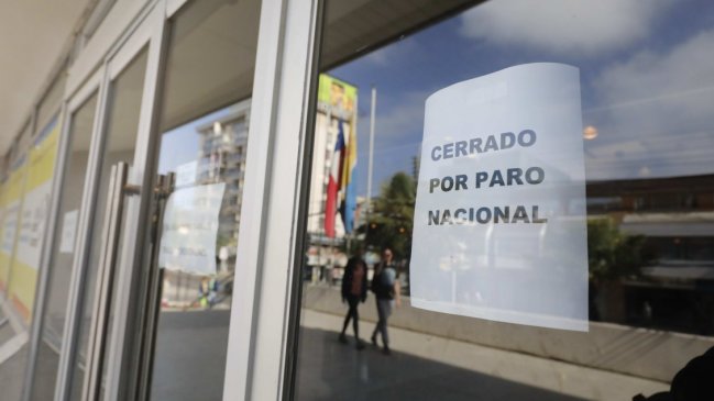 Funcionarios del sector público marchan en varias ciudades de Chile