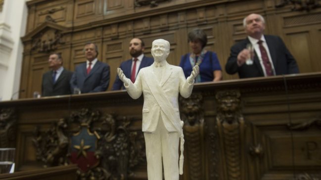 Maqueta de la estatua en honor a Patricio Aylwin fue presentada en la Cámara de Diputados