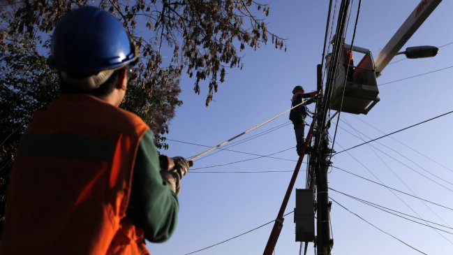 Corte de luz afecta al menos a cinco comunas de la capital