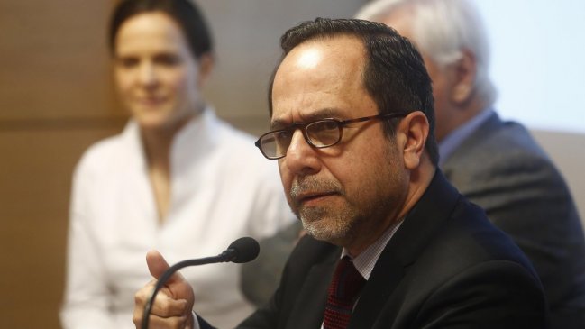 Ex contralor Mendoza confirmó que anuló sumario a Carabineros en 2010