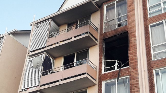 Chillán: Incendio destruyó departamento en cuarto piso de edificio residencial