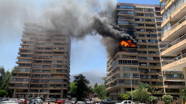 Incendio destruyó al menos dos departamentos en las torres de Bilbao