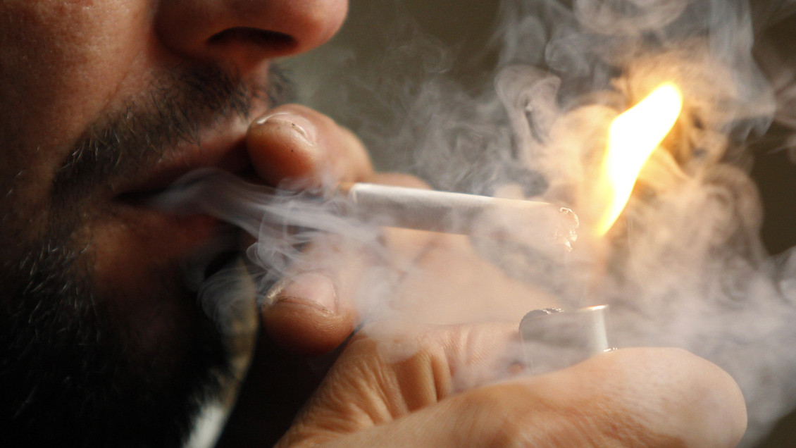 Las Condes cursó 90 partes de cortesía por fumar en sus parques: Hoy termina marcha blanca