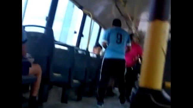 Atacan a sujeto que se masturbaba en una micro en Argentina