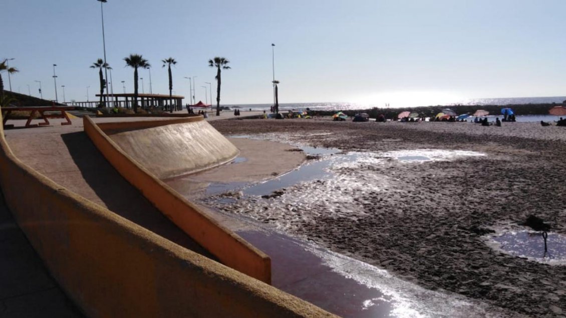 Antofagasta: Seremi tomó muestras de agua filtrada a playa desde napa subterránea