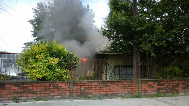 Concepción: Incendio de ex consultorio a metros de una bencinera dejó dos heridos