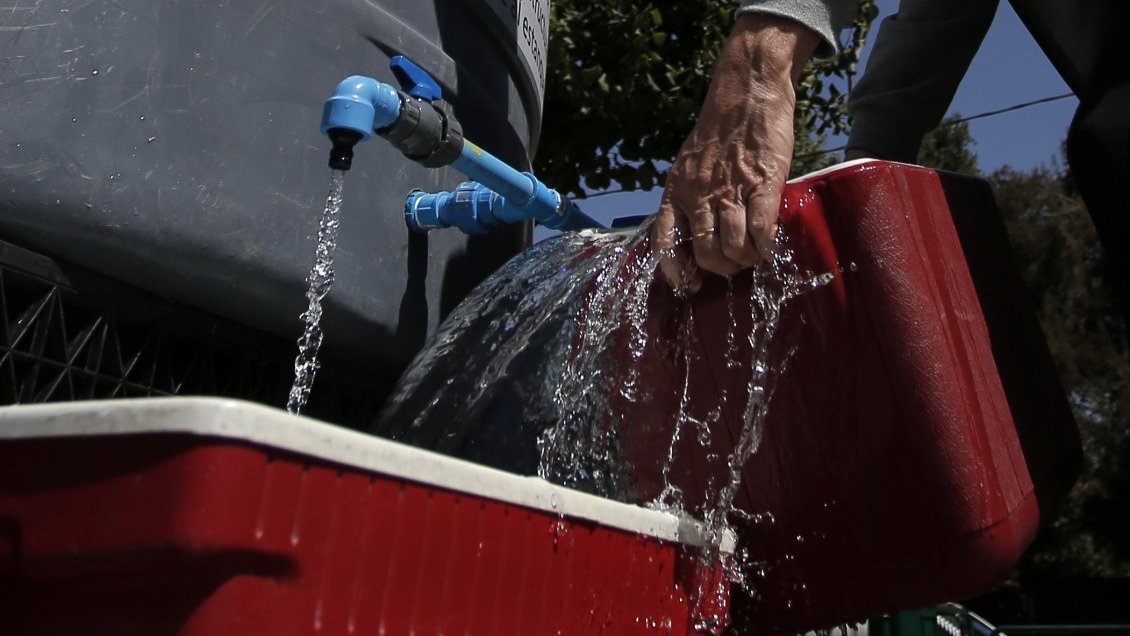 Suspenden producción de agua potable en Osorno por caída de petróleo y aceite en río Rahue