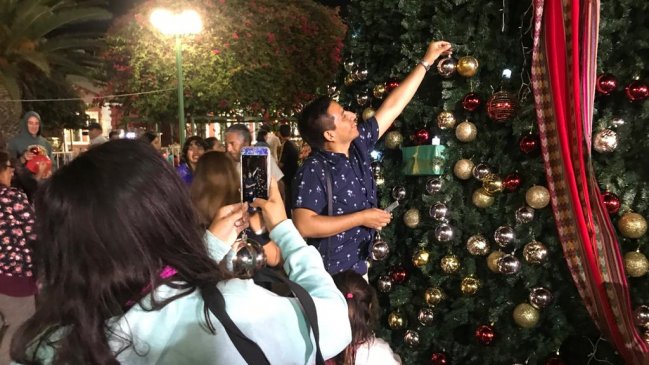 Familias de Arica fueron parte de la decoración del gran árbol de navidad