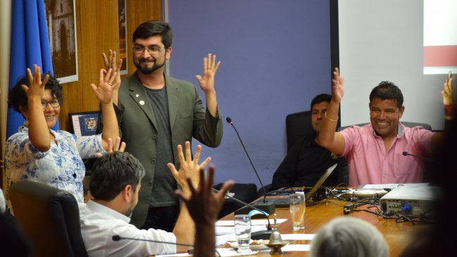Presentan propuesta para instalar señaléticas con lengua de señas en parques y plazas de Arica