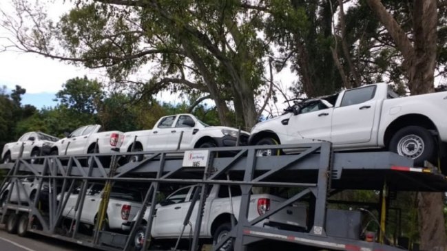 Chofer de camión calculó mal y destruyó camionetas 0 kilómetros