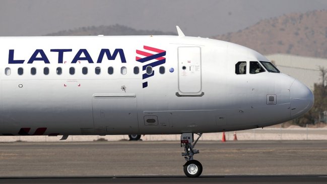 Pasajero de avión dijo llevar una bomba, pero eran malvaviscos, pan de pascua y espumante