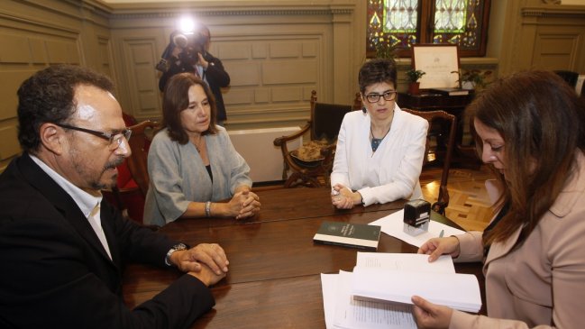 Ex ministro de Bachelet acusó cinismo del Gobierno por no defender reglamento del aborto