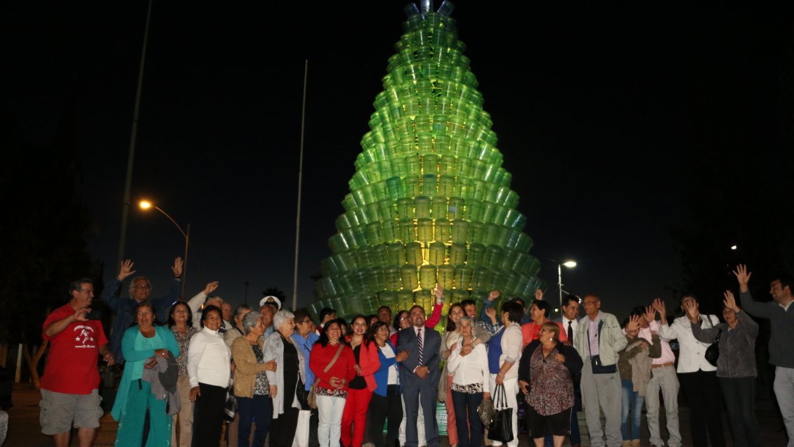 Caldera encendió su árbol de Navidad hecho con bidones de agua