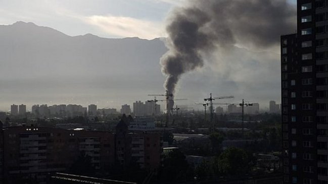 Bomberos trabaja para controlar incendio en Macul
