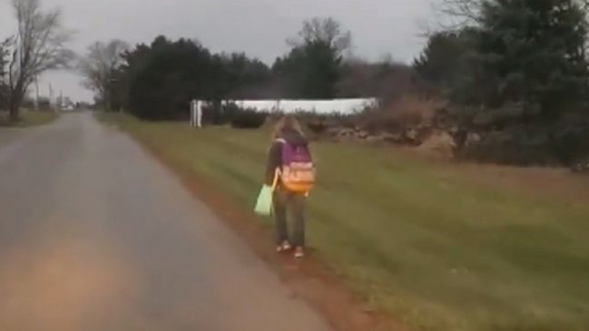 Castigó a su hija de 10 años a caminar kilómetros en el frío por el bullying