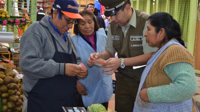 En tres simples pasos: Cómo reconocer un billete falso