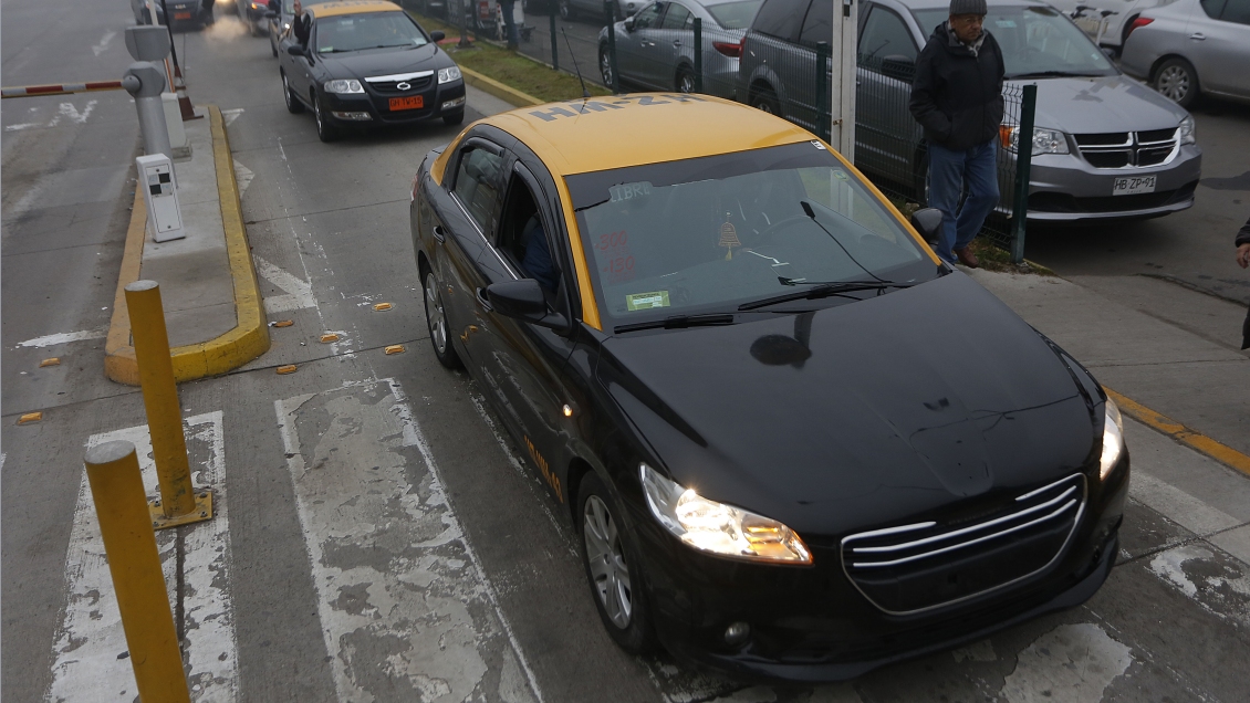 Las 10 ciudades de Chile donde es más caro llegar en taxi al aeropuerto que viajar en avión