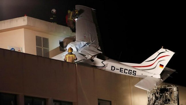 Dos muertos dejó la caída de una avioneta contra el techo de una gasolinera en Barcelona