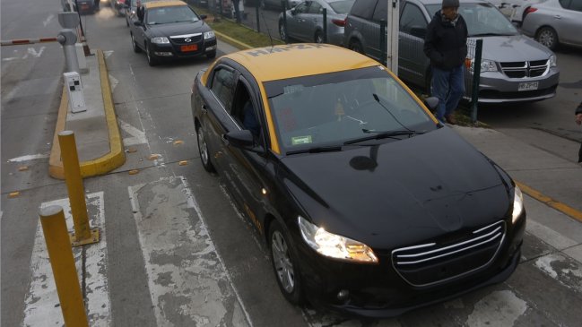 Las 10 ciudades de Chile donde es más caro llegar en taxi al aeropuerto que viajar en avión