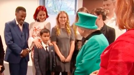   Niño salió huyendo al ver a la reina Isabel II y se viralizó 