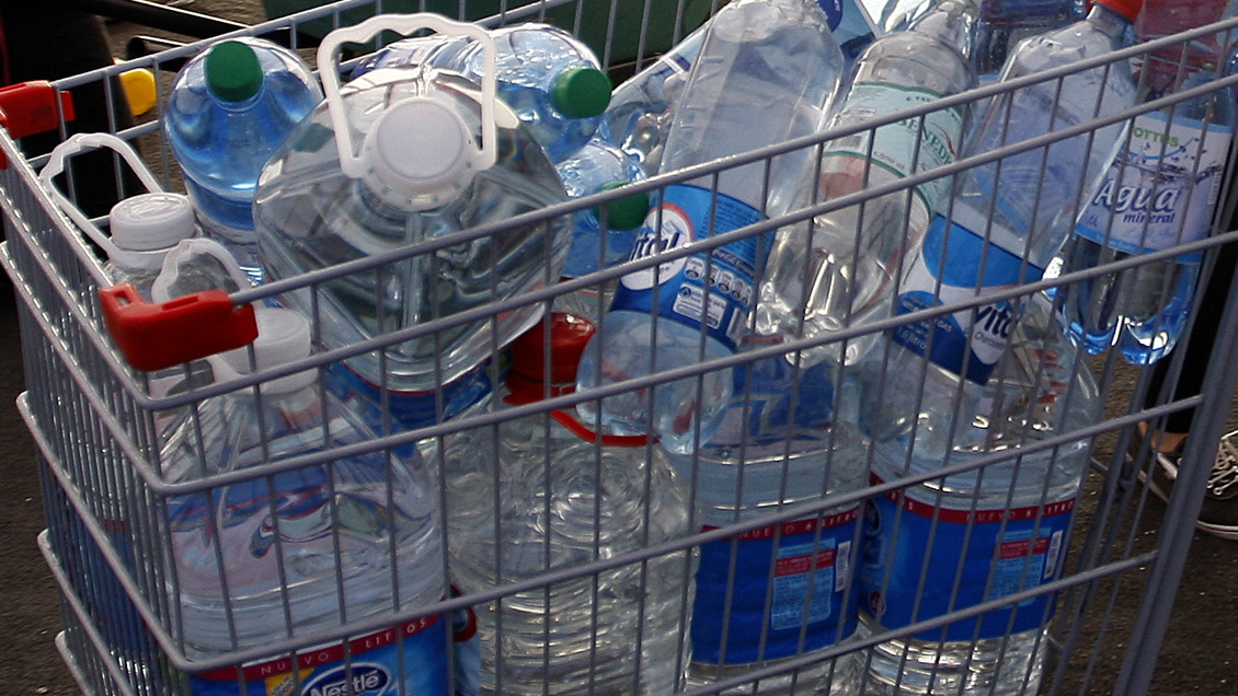 Senadores oficialistas impulsan proyecto de etiquetado obligatorio en el agua embotellada