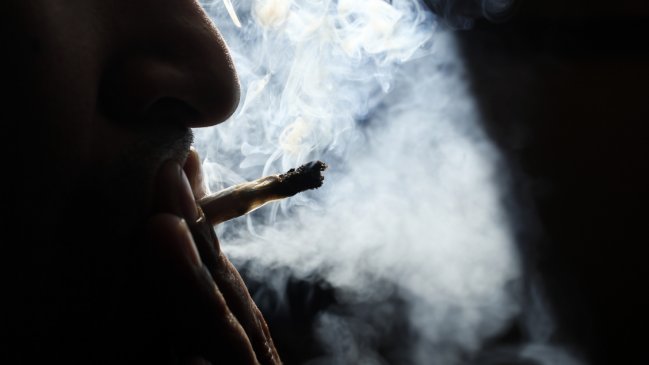 Jóvenes chilenos son los mayores consumidores de marihuana y cocaína en América
