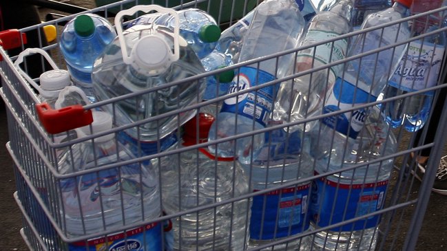 Senadores oficialistas impulsan proyecto de etiquetado obligatorio en el agua embotellada