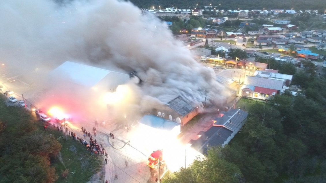 Magallanes: Incendio destruyó supermercado en Puerto Williams