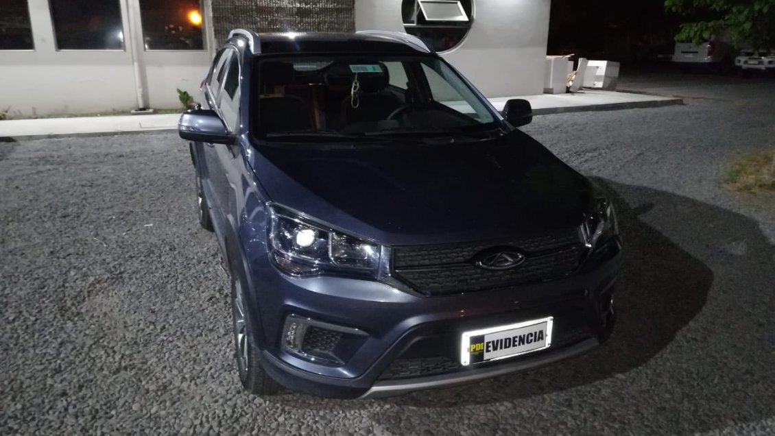 Detienen a sujeto que circulaba en vehículo robado y con placas patentes falsas